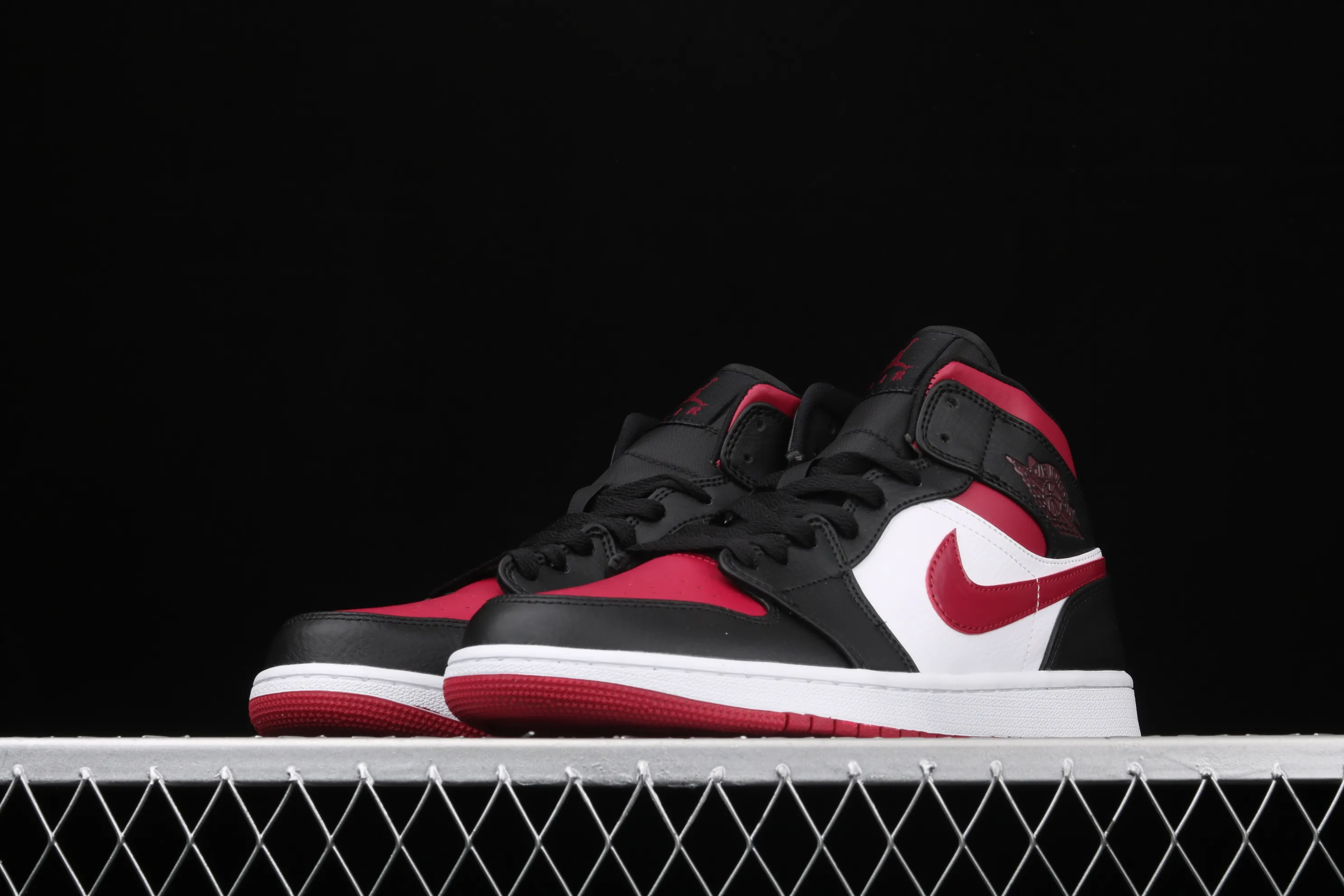 All categories Air Jordan Jordan series basketball shoes Air Jordan 1 Mid Air Jordan 1 Mid AJ1 Joe 1 black and red toe Zhongbang series basketball shoes 554724-066